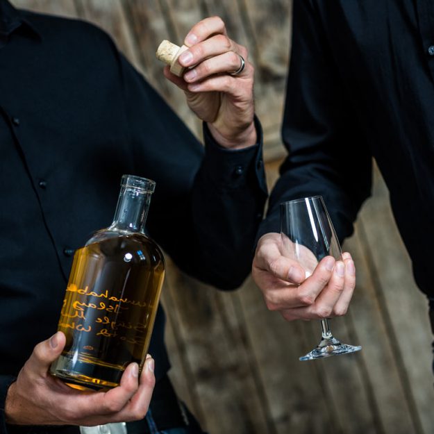 Whiskyflasche und Glas: Die Idea Distillers halten Tastings und Vorträge.