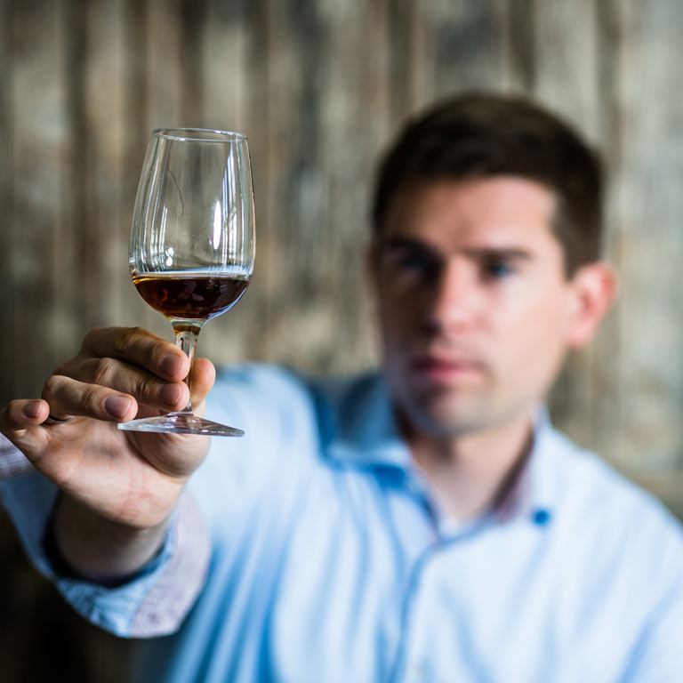 Sommelier-Beratung bei den Idea Distillers: Christian Schrade hält gefülltes Whisky-Glas in die Kamera.