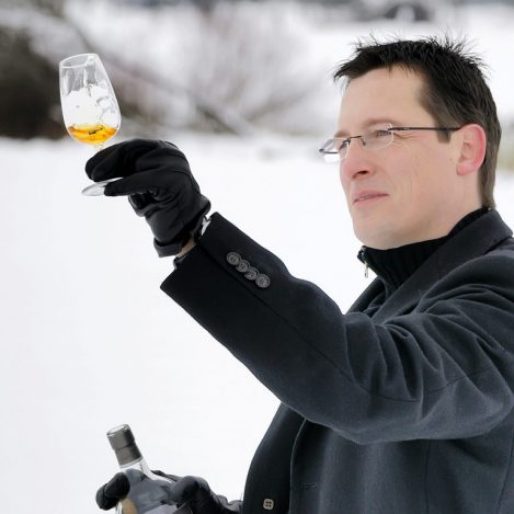Matthias Brückner ist Partner der Idea Distillers im Bereich Fotografie. Foto von Matthias Brückner mit einem Glas Whisky