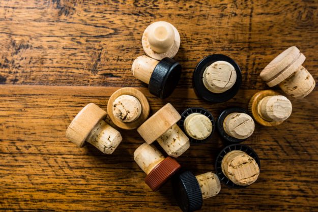 Verschiedene Korken auf einem Holztisch: Die Idea Distillers unterstützen Sie bei der Auswahl Ihrer Messe.