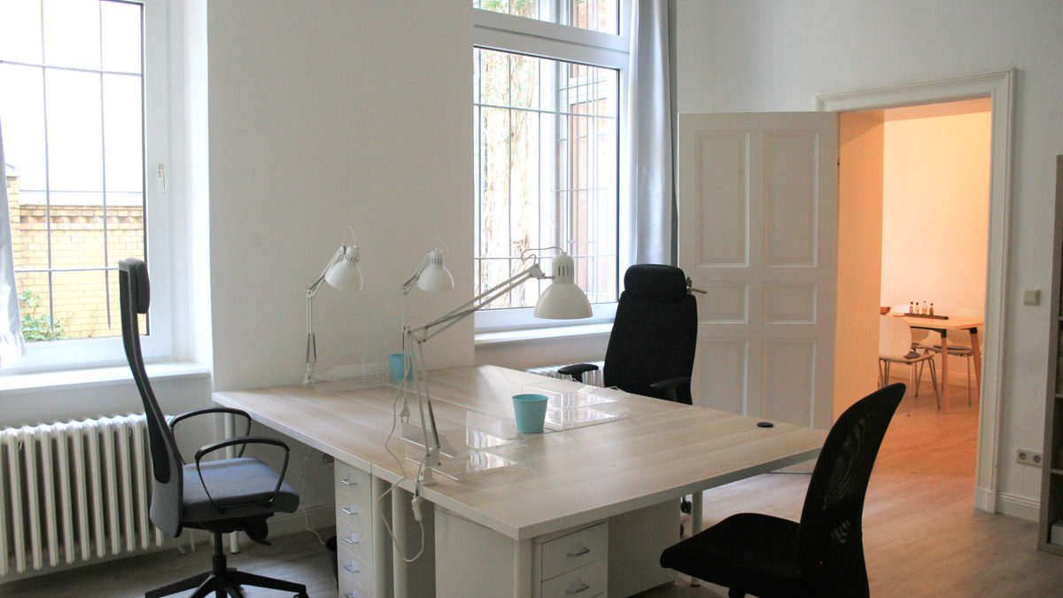 Coworking in Berlin: Büroraum mit drei ausgestatteten Schreibtischen