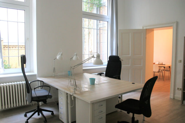 Coworking in Berlin: Büroraum mit drei ausgestatteten Schreibtischen