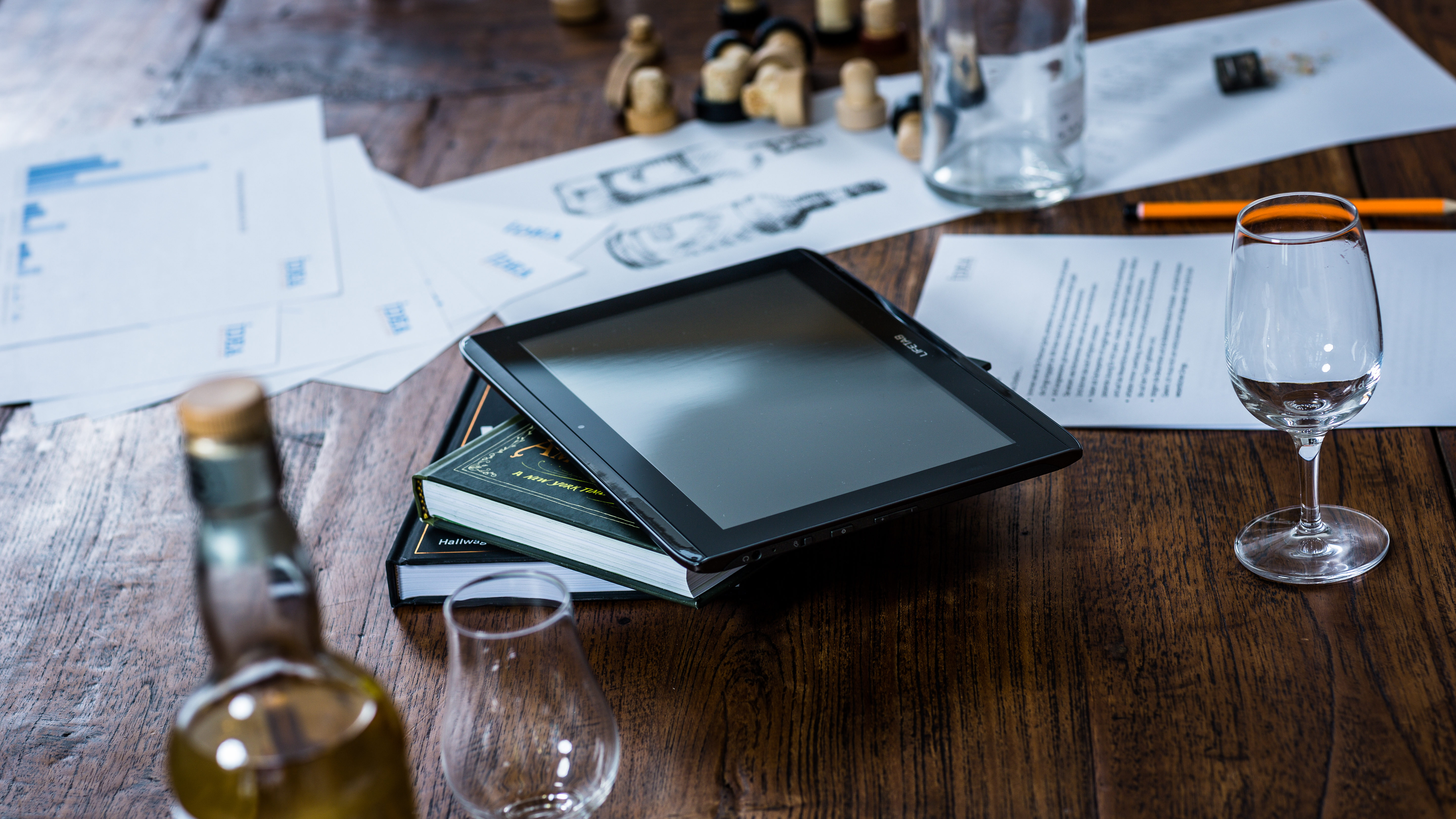 Gläser, Flaschen, Zeichnungen, Korken, ein Stapel Bücher und ein Tablett auf einem Holztisch: Die Idea Distillers beraten zum Thema Social-Media-Marketing (Foto)