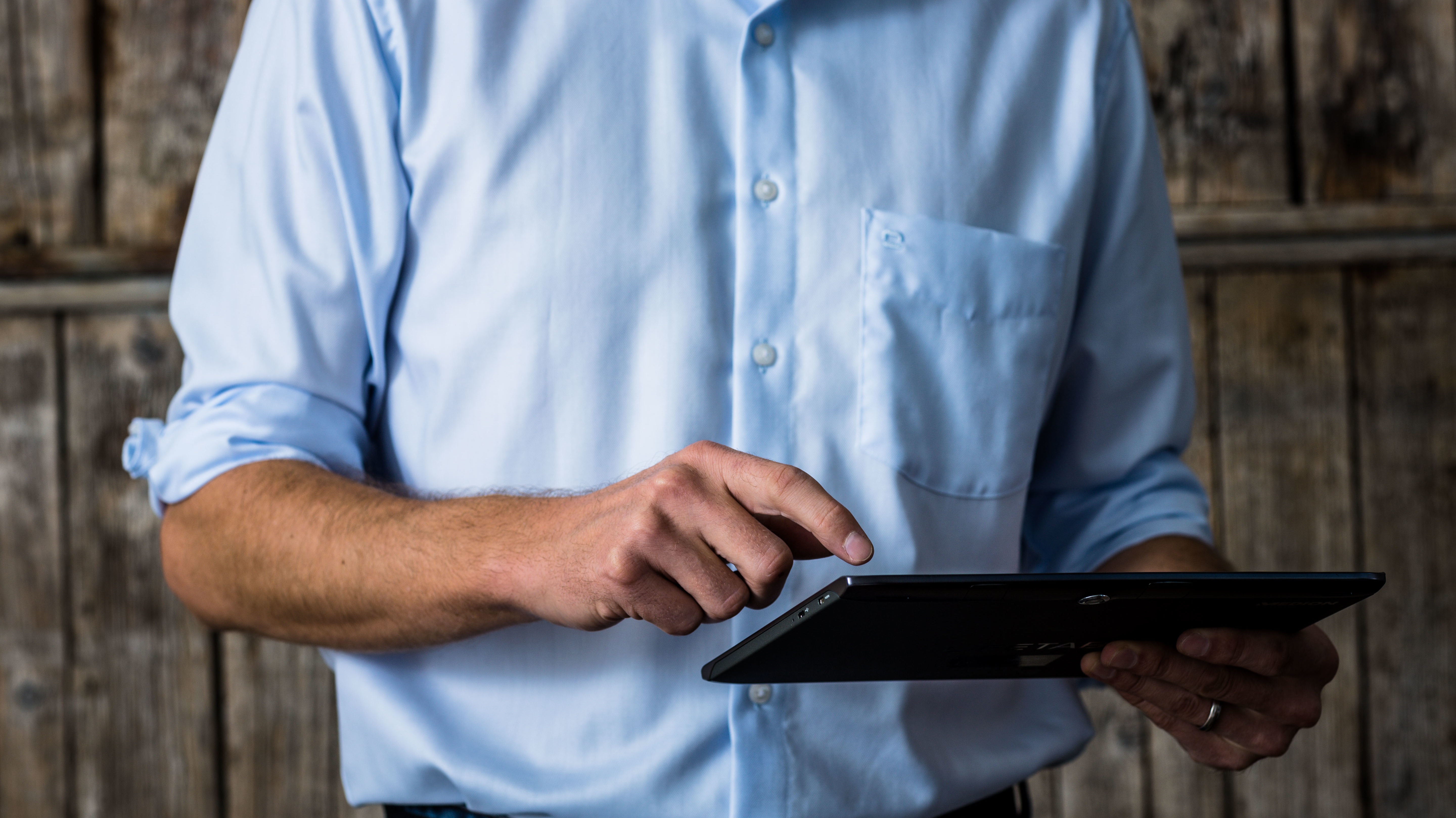 Online-Marketing: Mann tippt auf Tablett (Foto)